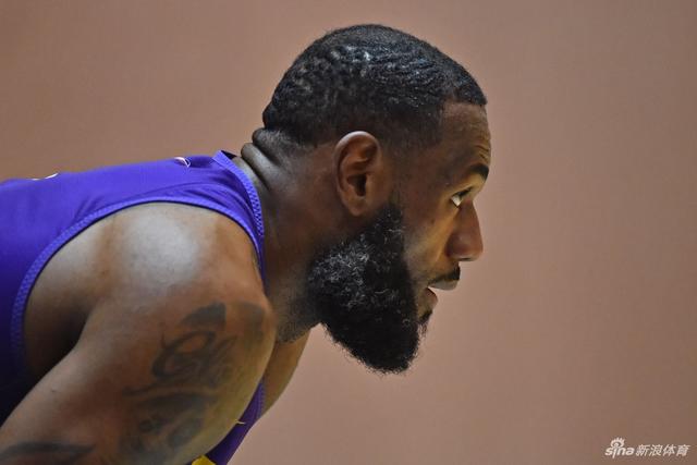 萨卡女友参加伦敦时尚大奖 蕾哈娜和玛雅等也参加